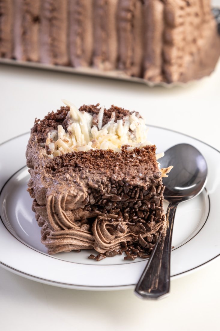 Fatia de bolo de chocolate com recheio cremoso