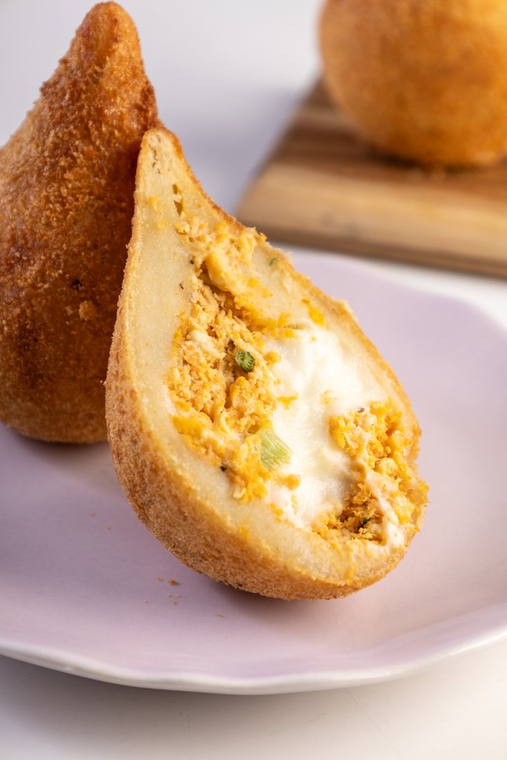 Coxinha aberta com frango e queijo
