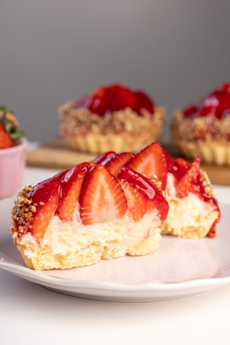Fatia de torta de morango cremosa