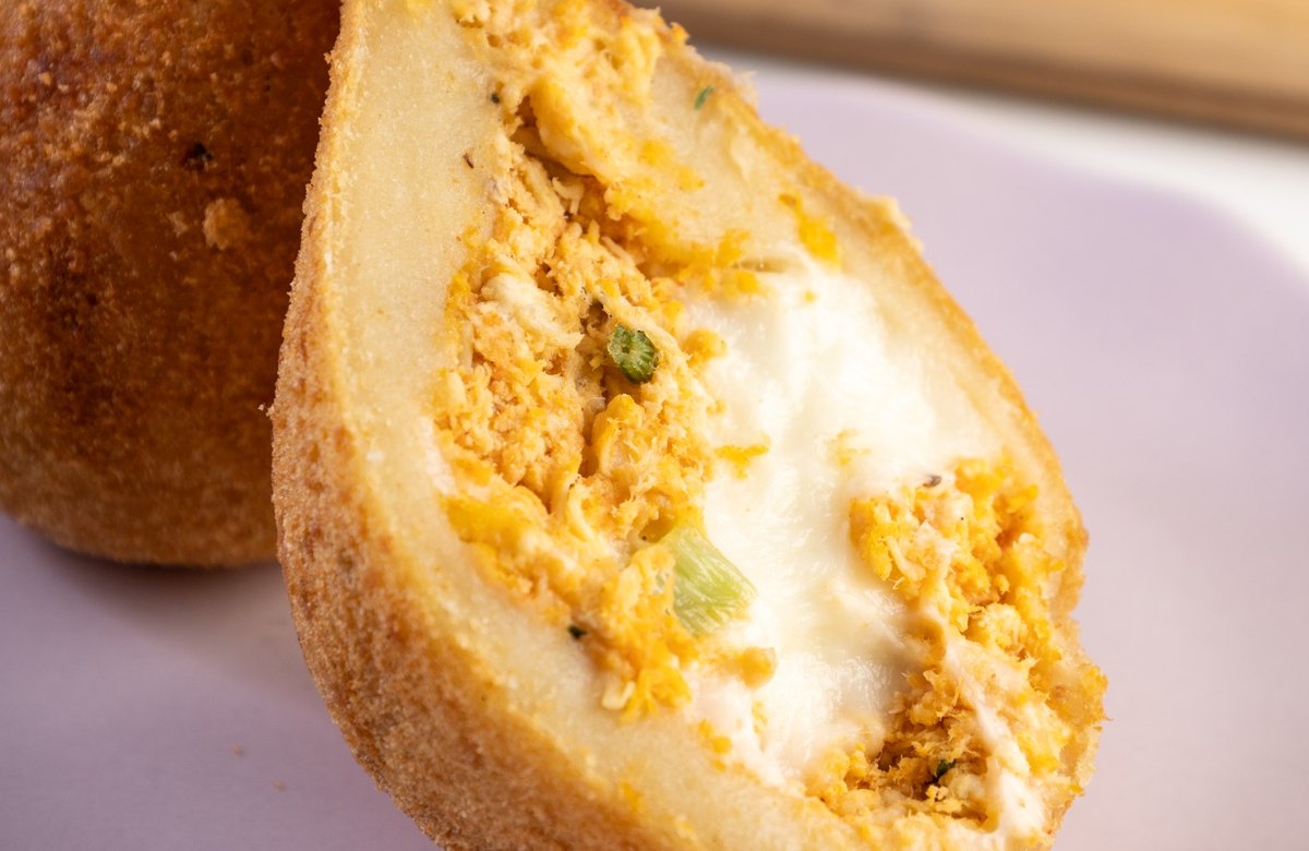 Coxinha recheada da Mine Confeitaria para festas e eventos