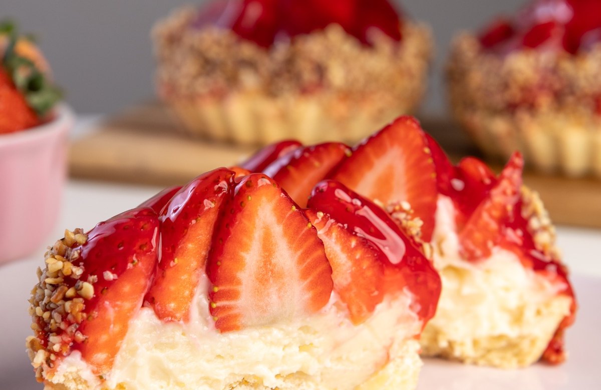 Tortinha artesanal com morango e creme da Mine Confeitaria